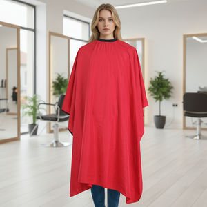 Cape de Coiffure Rouge Personnalisée Cousue Main Écologique 100% Polyester Imperméable avec Taille Ajustable pour Salon de Coiffure - Product Image 1