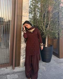 Estilo moderno Nayra Cut Kurta con Secuencia de bordado pesado Tela de rayón Farshi Salwar Kameez para mujeres para fiestas - Product Image 2