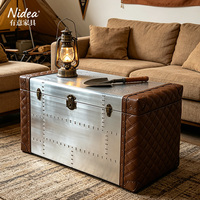 Coffre de rangement de luxe en aluminium aéronautique avec côtés en cuir matelassé, style industriel, table basse relevable, coffre vintage