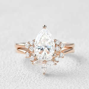 Anillo de Boda Clásico de Plata 925 para Mujer con Moissanita de Corte Marquesa y Acentos Laterales, Engaste de Garras, Ajustable y de Moda - Product Image 1