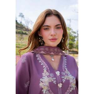 Chemise en tissu lawn brodée GARNET-3PC avec dupatta imprimé en mousseline et pantalon pour le printemps/été - BIC-4861 - Product Image 4