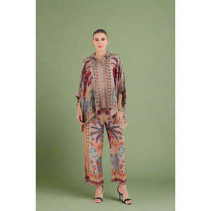Conjunto de Dos Piezas de Pantalones Cortos Beige para Mujer - Estampado Floral Otoñal, Tallas XXS-3XL - Product Image 1