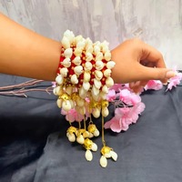 Bracelet Boho en Coquillage avec Jhumka Latkan en Fil de Soie pour Mariage et Demi Saree Fonction