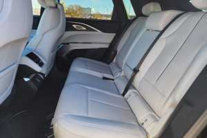 รถ SUV หรู ปี 2024 ขับเคลื่อนสี่ล้อ เกียร์อัตโนมัติ พวงมาลัยซ้าย ไมล์น้อย ภายในสีเข้มระดับพรีเมียม - Product Image 5