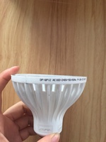Imprimante CIJ à faible consommation d'encre IPS avec une distance d'impression de 5 à 20 mm pour la codification de la date, du lot et du code QR sur les surfaces de cartons en papier pour les lignes d'emballage des produits de consommation rapide (FMCG)