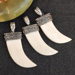 Pendentif croix en corne de buffle vintage naturel fait à la main de haute qualité bijoux cadeau de noël de l'inde - Product Image 1