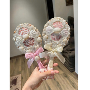 Espejo de mano temático de playa con adorno de concha natural, ideal para kits de viaje tropicales, juegos de regalos cosméticos y rutina de aseo - Product Image 1