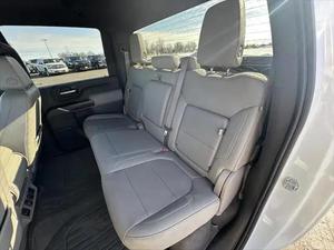 รถกระบะ GMC Sierra 3500 SLT Turbo ปี 2022 เครื่องยนต์เบนซิน/น้ำมัน ภายในสีเข้ม เกียร์อัตโนมัติ หลังคาซันรูฟแบบพาโนรามา เบาะผ้าด้านซ้าย - Product Image 4