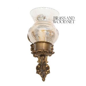 เชิงเทียนผนังทองเหลืองโบราณที่มีแผ่นหลังหรูหราและการออกแบบแขนโค้งที่มีเฉดสีกระจกวินเทจสำหรับการตกแต่งภายในแบบคลาสสิก - Product Image 2