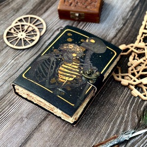 Libro de Hechizos DE LAS Sombras Diario de Cuero con Espiral y Costura de Sillín Libro de Hechizos Impreso Grimoire Notebook - Product Image 2