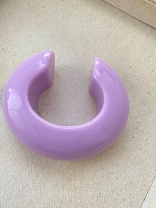 Bracelet en résine unique pour femmes Bijoux modernes de conception de bijoux Bracelets en résine faits à la main par l'artisanat croissant - Product Image 2