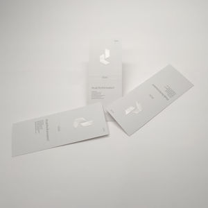 Étiquette de taille personnalisée avec impression offset à effet surélevé brillant avec logo UV en relief en relief avec contenu de taille pour les vêtements de marque de vêtement - Product Image 6