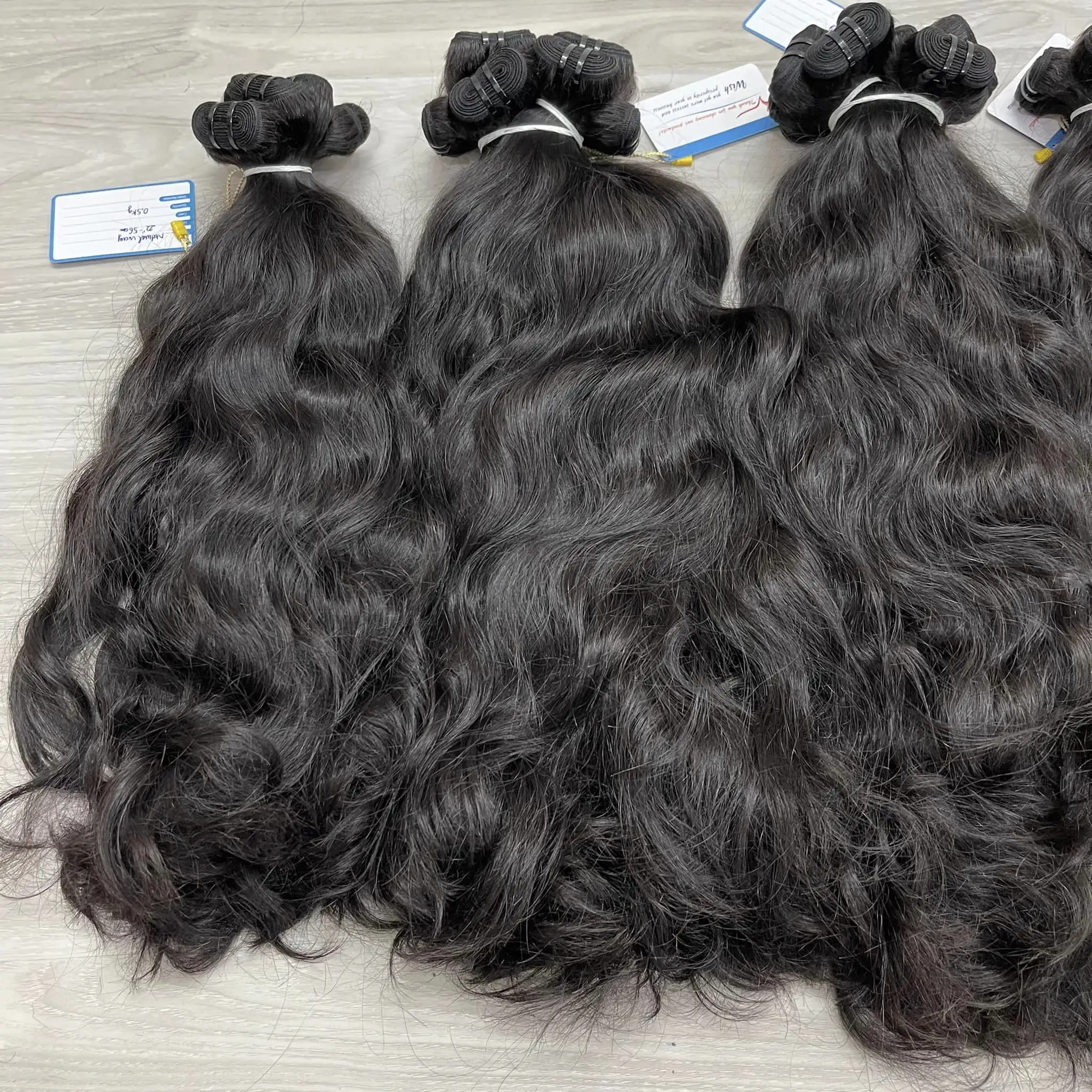 Prêt à expédier Vague de cheveux vietnamiens bruts vendeurs de cheveux ondulés naturels non traités, Extensions de cheveux humains à cuticule alignée