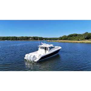 Bateau à moteur inboard Pursuit OS 405 43' LOA 2025 avec cabine, capacité de carburant de 518 gallons, toit bimini - Product Image 6