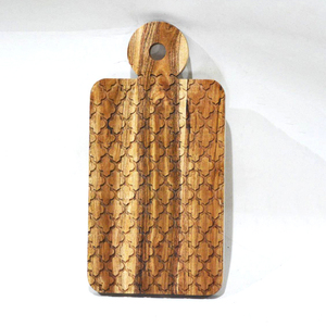 Planche à découper en bois de style antique pour cuisines traditionnelles mélangeant la fonctionnalité avec l'aspect décoratif de cru - Product Image 2