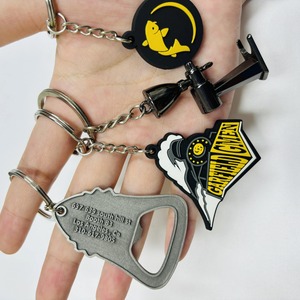 Vente en gros de porte-clés en caoutchouc PVC personnalisé Halloween Horreur Logo personnalisé doux 3D Anime couteau forme porte-clés - Product Image 2