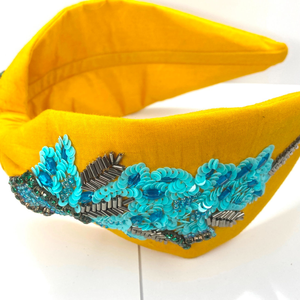 Bandeau brodé à la main, technique perlée, dernier accessoire de mode pour les fêtes et les soirées - Product Image 1