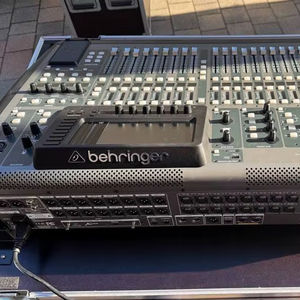 Commandez la console de mixage numérique Behringers X32 à 40 entrées et 25 bus, 100% originale, scellée en usine avec 1 an de garantie. - Product Image 1