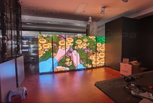 Pantalla LED Plegable YINGLUX de 80 Pulgadas P1.86 GOB - Señalización Digital con Empalme sin Costuras y Estuche de Transporte para Eventos Comerciales - Product Image 5