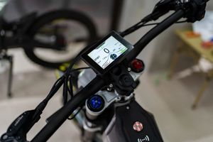 Venta de Bicicleta Eléctrica Sur-ron Hyper Bee 2024 2025 Nueva, Potente, con Autonomía de 50 km, Velocidad de 55 km/h, Estable, Tipo Dirt Bike - Product Image 6