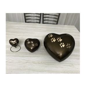 Urnes funéraires en métal en forme de cœur pour animaux de compagnie gravées de patte en laiton pour chats et chiens commémoratifs fabriqués en Inde par HHO - Product Image 4