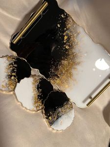 Notre plateau en agate en résine combine l'art de la résine de qualité supérieure avec un design d'inspiration antique, créant un - Product Image 2