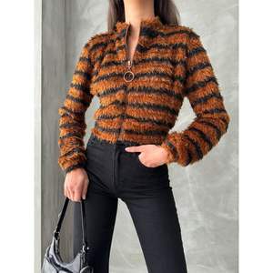 เสื้อโค้ทผู้หญิงลายทางมีซิปผ้าพลัฌ-สินค้าขายส่ง - Product Image 2