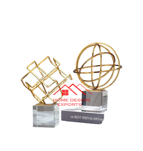 Decoración de mesa para oficina en casa, uso a precio mayorista, diseño hecho a mano, escultura de Metal con acabado dorado - Product Image 1