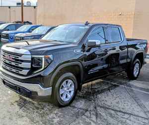 GMC Sierra 1500 SLE 2026, 4x4, cabine double, entretenu avec soin, moteur 2,7 L produisant 310 ch et 430 lb-pi de couple - Product Image 1