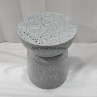 Table basse rose minimaliste de forme arrondie avec un design texturé et moucheté, fabriquée en métal durable pour une esthétique moderne