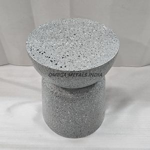 Table basse rose minimaliste avec une forme arrondie et un design moucheté texturé construit avec du métal durable pour une esthétique moderne - Product Image 5