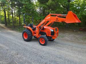 Tractor Kubota L2501 4WD Multiusos con Cargador Frontal, Tractor Rojo para Granja, Tractor Compacto Utilitario de 25HP - Product Image 5