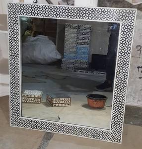 Miroir de salle de bains de luxe en nacre incrustée d'art indien avec cadre en résine artisanale et motif floral pour intérieurs modernes - Product Image 2