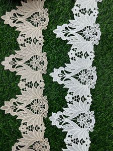 Des fleurs sur mesure brodées de couleurs dans des motifs ethniques avec de lourdes paillettes pour les vêtements et les costumes de 1.5 pouces - Product Image 3