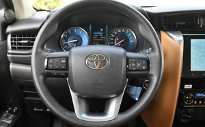 TOYOTA FORTUNER GXR 2024 Usado, 2.7L Gasolina, 4x4, 5 Asientos, Automático, Sedán, Volante a la Izquierda/Derecha, Interior de Cuero Oscuro - Product Image 2