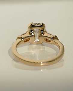 Anillo de Bodas de moissanita de tres piedras con corte esmeralda de 1,15 quilates para mujer, anillo de apilamiento delicado para ella, joyería elegante sin diamantes - Product Image 3