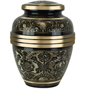 Urna de cremación negra y dorada con un patrón floral de estilo vintage. Disponible a precio mayorista. - Product Image 1
