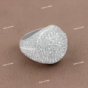 Anillo Redondo Plateado con Diamante Moissanita en el Centro, Engaste Pavé, Diseño de Lujo para Hombre y Mujer - Product Image 3