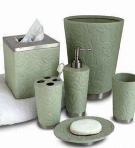 Ce somptueux ensemble de salle de bain en or et argent antique de huit pièces se distingue par ses motifs de défilement ornés et élaborés. - Product Image 5