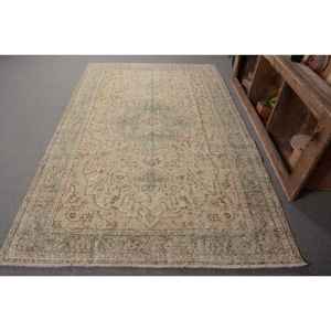 พรมตุรกีวินเทจสีเบจสีฟ้า5.4 x 8.6ft ทำด้วยมือสไตล์ทาบริซเย็บปะติดปะต่อกันสี่เหลี่ยมผืนผ้าลายทางเดินผ้าขนสัตว์โพลีเอสเตอร์ลาเท็กซ์ - Product Image 1