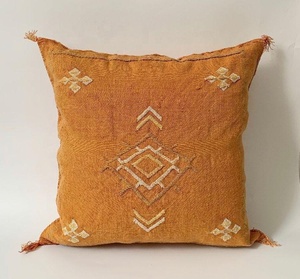 Housse de coussin en soie jaune moutarde, faite à la main, personnalisable, carrée, bohème, brodée, avec fermeture enveloppe, motif géométrique, décoration intérieure - Product Image 3