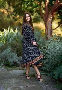 Robe Darcy faite à la main, longueur mollet, bohème, noire et blanche, en coton fleuri, décontractée, occasionnelle, mode éthique - Product Image 2