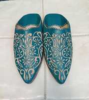 Mules marocaines en cuir turquoise artisanales, motif floral sculpté, babouches plates à bout pointu, vente en gros