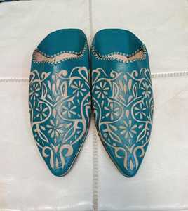 Mules marocaines en cuir turquoise artisanales, motif floral sculpté, babouches plates à bout pointu, vente en gros - Product Image 1