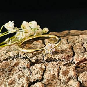 Anillo minimalista de flor delicada de diamante natural de oro macizo de 14K. - Product Image 1