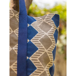 Sac fourre-tout tendance imprimé à la main avec fermeture éclair et décoration chaîne - Product Image 2