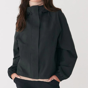 Chaqueta cortavientos versátil para mujer de Indemand, chaqueta elegante ligera y transpirable con cremallera y logotipo personalizado - Product Image 1