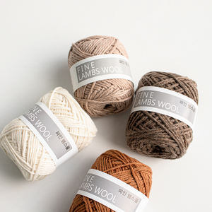 Fil à tricoter YARNA en laine d'agneau fine (45g) – Laine raffinée et élégante, légère comme une plume, toucher soyeux, sensation cachemire, pour tissage et artisanat. - Product Image 2