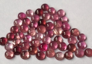 Turmalina Rosa Natural de 2.5mm, Cabujón Redondo, Calidad Superior - Turmalina Rosa Suelta Facetada - Product Image 5