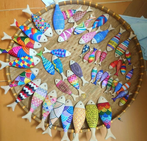 Ornement de poisson en bois fait à la main-Cadeau souvenir en bois unique-Votre maison unique dépend de vos décorations - Product Image 2